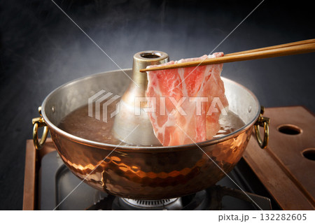 黒豚肩ロースのしゃぶしゃぶイメージ（そばつゆ） 132282605