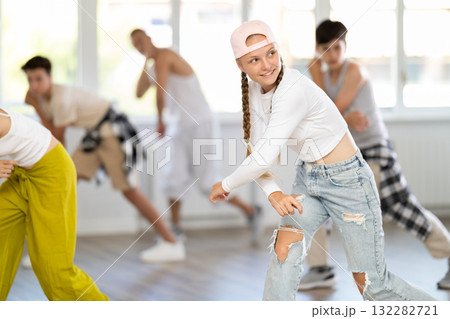 Teenage girl dancing hip hop in group Teenage girl dancing hip hop in group 132282721