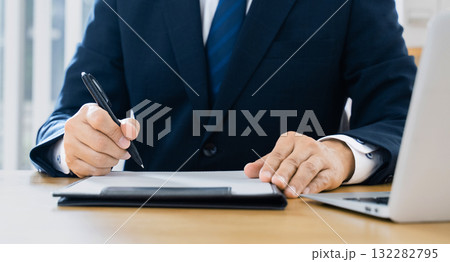 書類にサインするビジネスマン 書類にサインするビジネスマン 132282795