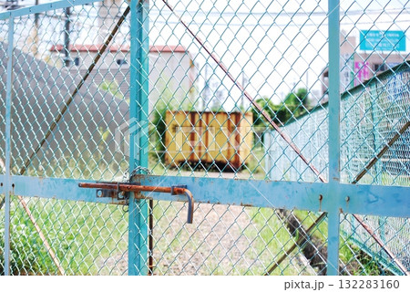 フェンスに囲まれた空地 132283160
