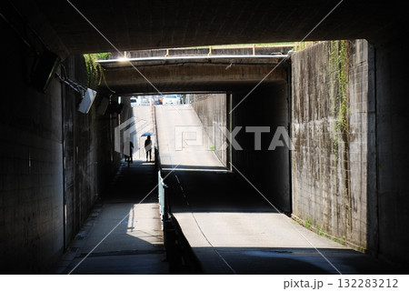 狭いトンネルを歩く人 132283212