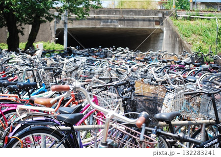 駐輪場に並んだ自転車 132283241