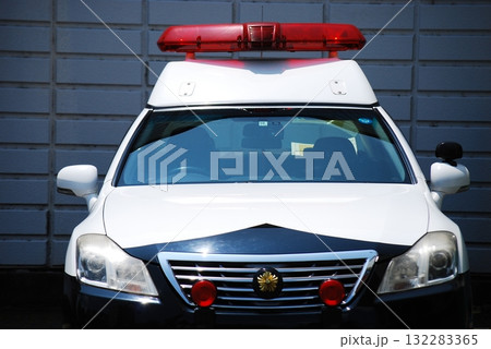 駐車場に待機するパトカー 132283365