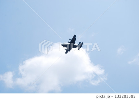 大空を飛ぶ自衛隊輸送機 大空を飛ぶ自衛隊輸送機 132283385
