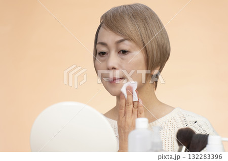 化粧をするシニア女性 132283396