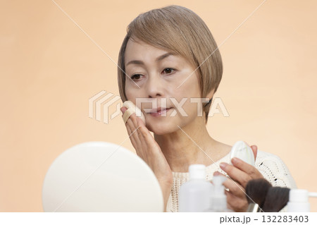 化粧をするシニア女性 化粧をするシニア女性 132283403