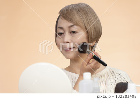 化粧をするシニア女性 132283408
