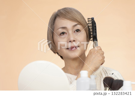 化粧をするシニア女性 化粧をするシニア女性 132283421