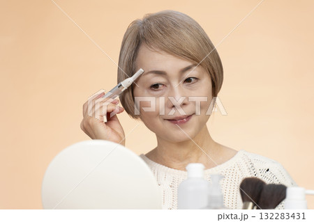 化粧をするシニア女性 132283431