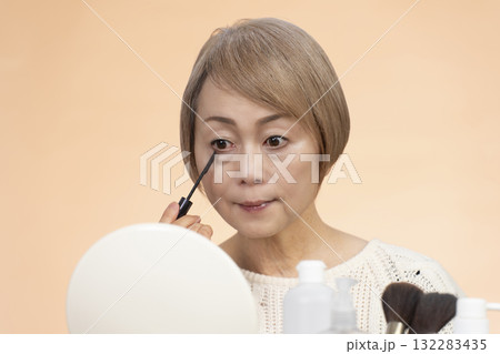 化粧をするシニア女性 化粧をするシニア女性 132283435