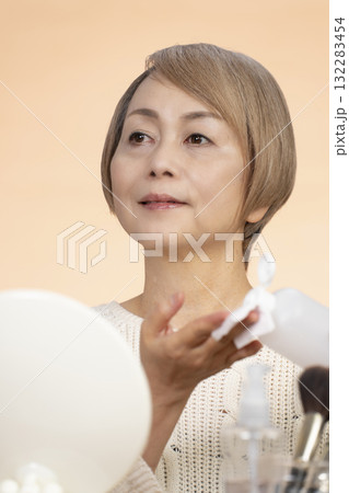 化粧をするシニア女性 化粧をするシニア女性 132283454