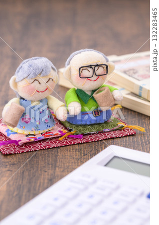 ご年配の夫婦とお金(+電卓) ご年配の夫婦とお金(+電卓) 132283465