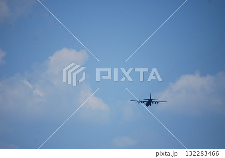大空を飛ぶ自衛隊輸送機 132283466