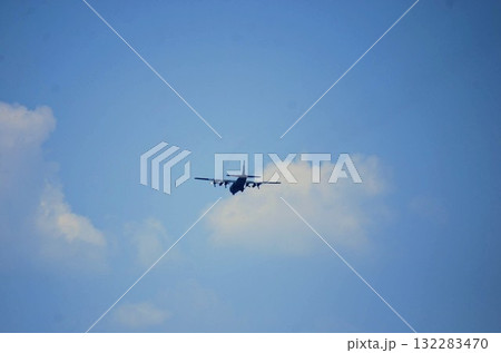 大空を飛ぶ自衛隊輸送機 大空を飛ぶ自衛隊輸送機 132283470