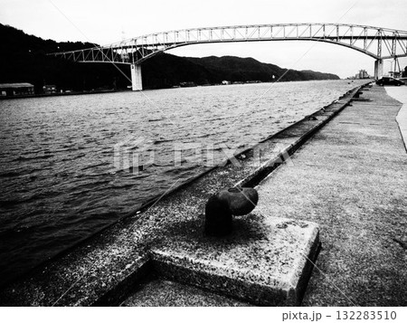 海に浮かぶ橋 132283510