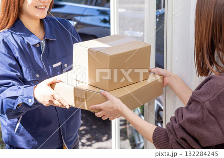 荷物を受け取る手元 132284245