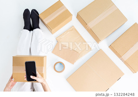 荷物の配送準備をする女性 132284248