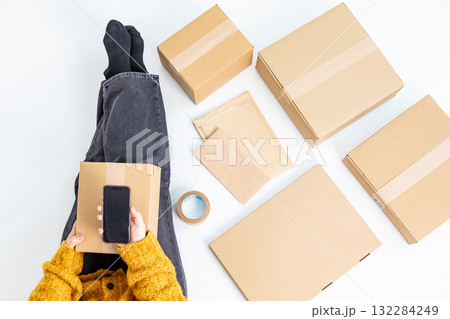 荷物の配送準備をする女性 荷物の配送準備をする女性 132284249