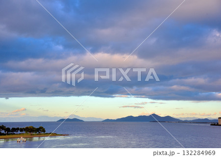《滋賀県》琵琶湖大橋から琵琶湖の夕暮れ風景 《滋賀県》琵琶湖大橋から琵琶湖の夕暮れ風景 132284969