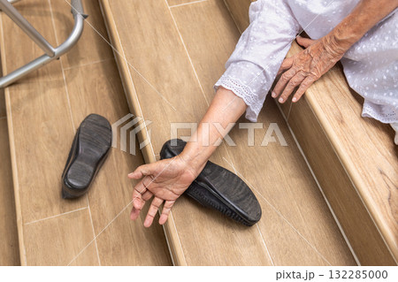 Elderly woman accidentaly fall down the stair. 132285000