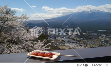 団子と富士山（河口湖ロープウェイの上から） 132285996