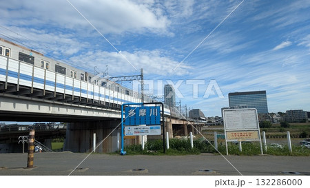 多摩川を渡る電車と青空 132286000