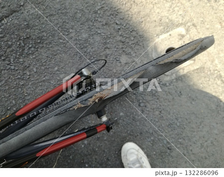 裂けた自転車タイヤ(トラブル) 裂けた自転車タイヤ(トラブル) 132286096