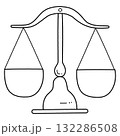 モノクロの天秤のイラスト 132286508