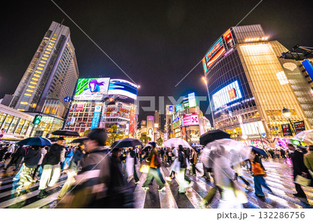 日本の東京都市景観「迷惑禁止 禁止だよ！迷惑ハロウィーン」。雨の夜も外国人観光客で賑わう渋谷＝22日 132286756