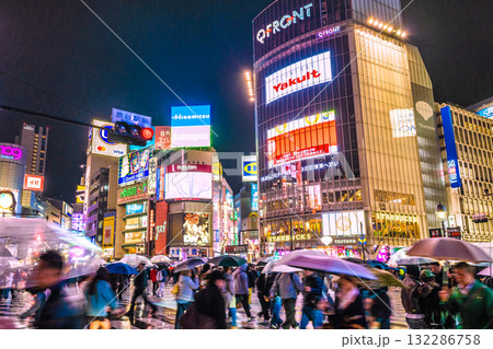 日本の東京都市景観「迷惑禁止 禁止だよ！迷惑ハロウィーン」。雨の夜も外国人観光客で賑わう渋谷＝22日 132286758