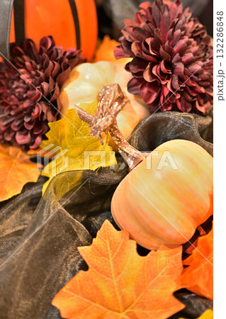 秋の装飾|かぼちゃと紅葉で彩るハロウィンの背景素材 秋の装飾|かぼちゃと紅葉で彩るハロウィンの背景素材 132286848