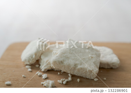木のまな板に乗った麹 木のまな板に乗った麹 132286901