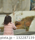 シャボン玉を追いかける女の子 132287139