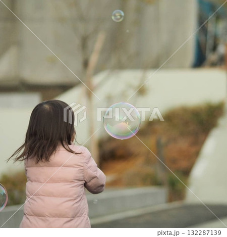 シャボン玉を追いかける女の子 132287139