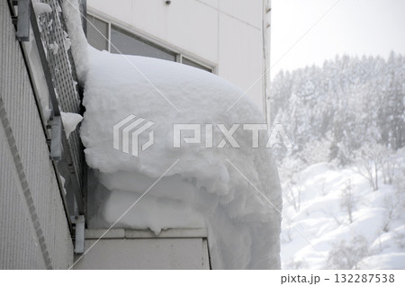 雪の積もった屋根 132287538