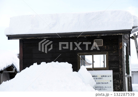 雪の積もった小屋 雪の積もった小屋 132287539