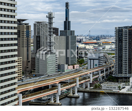 ビル群を走る高速道路、ウォーターフロント、高架道路 ビル群を走る高速道路、ウォーターフロント、高架道路 132287546