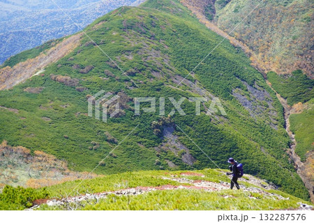 秋の東大雪山ユニ石狩岳と登山者 秋の東大雪山ユニ石狩岳と登山者 132287576