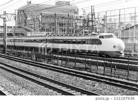 【1975年12月撮影】田町付近を高速で駆け抜ける、東海道新幹線0系 【1975年12月撮影】田町付近を高速で駆け抜ける、東海道新幹線0系 132287636