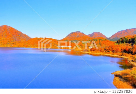 快晴の青空と鮮やかな紅葉の七ツ森湖 132287826