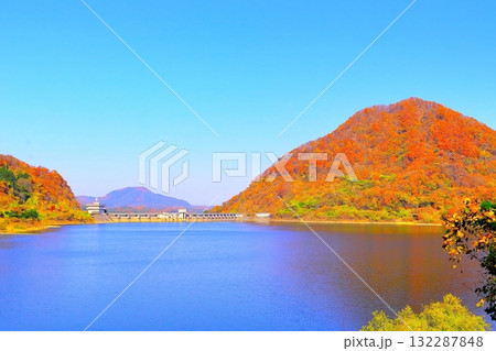 静寂の湖面と鮮やかな紅葉 132287848