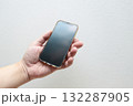 スマホを持つ男性の手 132287905