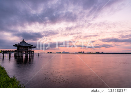 琵琶湖に浮かぶ満月寺 浮御堂の朝景 132288574