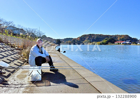 大洗駅下の涸沼川で釣りをする釣り人 132288900