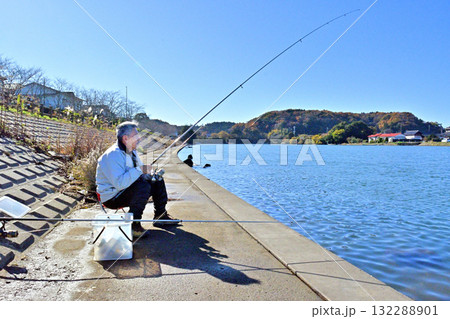 大洗駅下の涸沼川で釣りをする釣り人 132288901