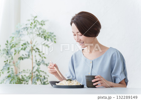 ざるうどんを食べる女性 ざるうどんを食べる女性 132289149