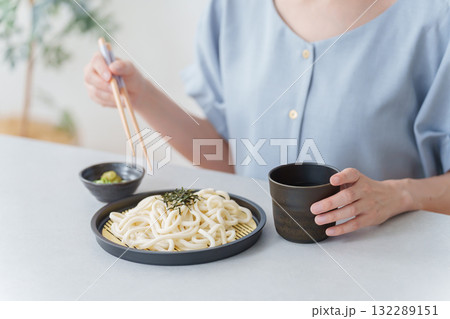 ざるうどんを食べる女性 132289151