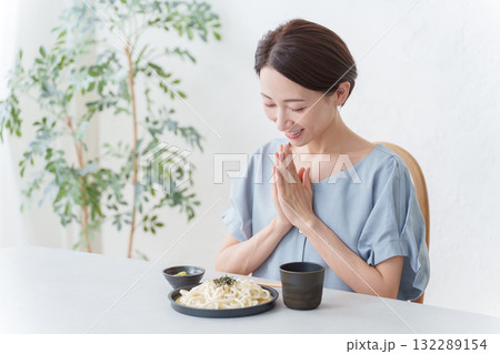 ざるうどんを食べる女性 132289154