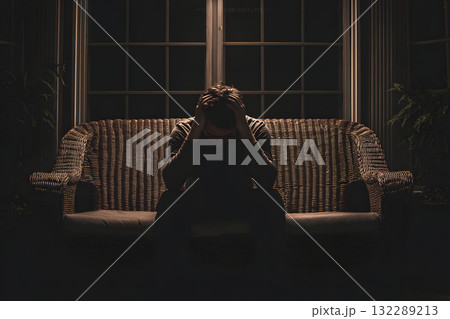 顔を手で覆う男性。悲しみや絶望、ストレスを表現したコンセプト写真 132289213