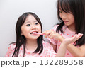 パジャマで歯磨きをする4歳と10歳の姉妹の女の子 132289358